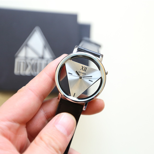 Ανδρικό ρολόι με λεπτή δερμάτινη αλυσίδα