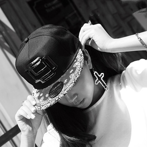 Елегантна дамска шапка с козирка за стилни дами