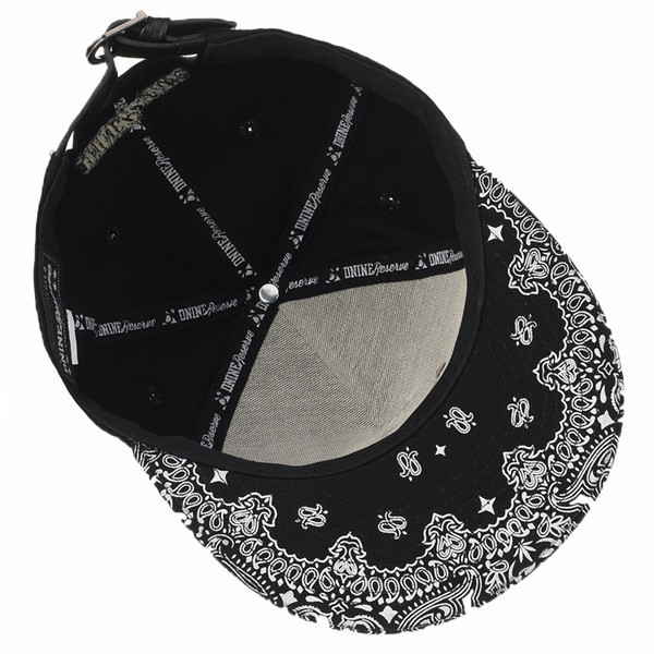 Елегантна дамска шапка с козирка за стилни дами