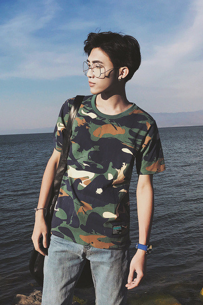 Μεγάλη καμουφλάζ σπορ πουκάμισο ένα κομψό άνδρες με κοντά μανίκια