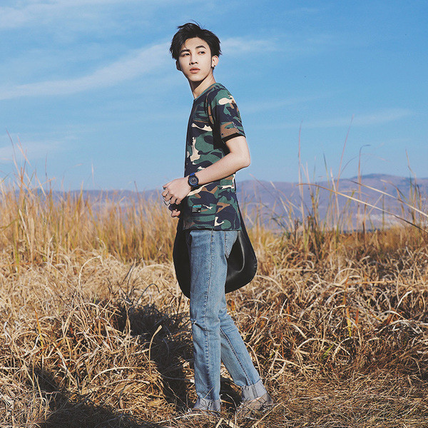 Μεγάλη καμουφλάζ σπορ πουκάμισο ένα κομψό άνδρες με κοντά μανίκια