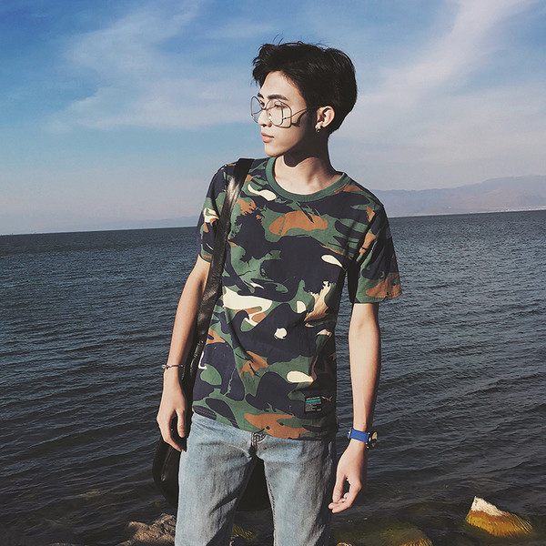 Μεγάλη καμουφλάζ σπορ πουκάμισο ένα κομψό άνδρες με κοντά μανίκια