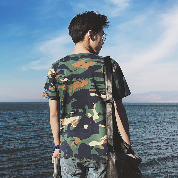 Μεγάλη καμουφλάζ σπορ πουκάμισο ένα κομψό άνδρες με κοντά μανίκια