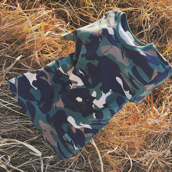 Μεγάλη καμουφλάζ σπορ πουκάμισο ένα κομψό άνδρες με κοντά μανίκια