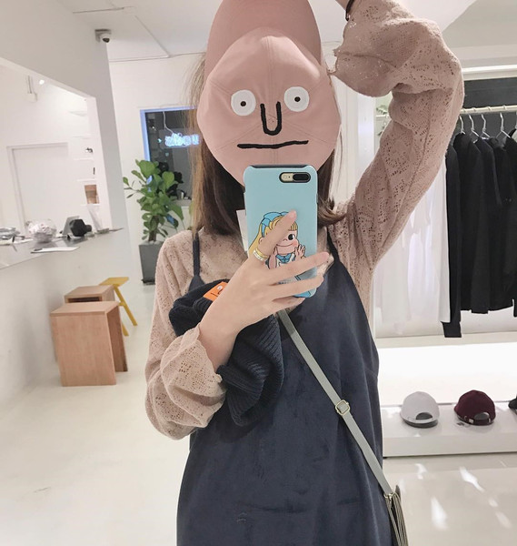 Много интересна спортна дамска шапка с козирка