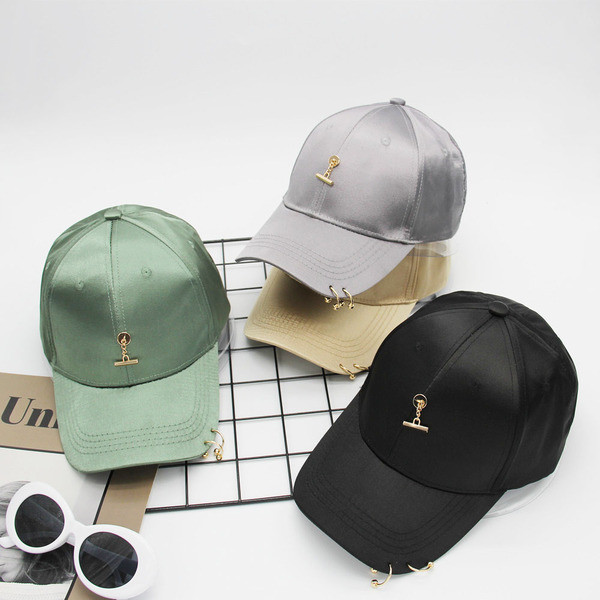 Уникална дамска спортно-елегантна шапка с козирка и златиста висулка