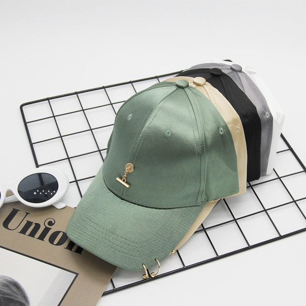 Уникална дамска спортно-елегантна шапка с козирка и златиста висулка