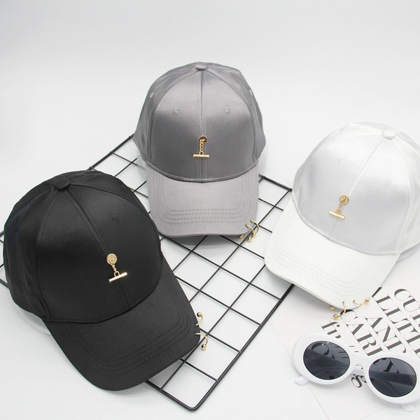 Уникална дамска спортно-елегантна шапка с козирка и златиста висулка