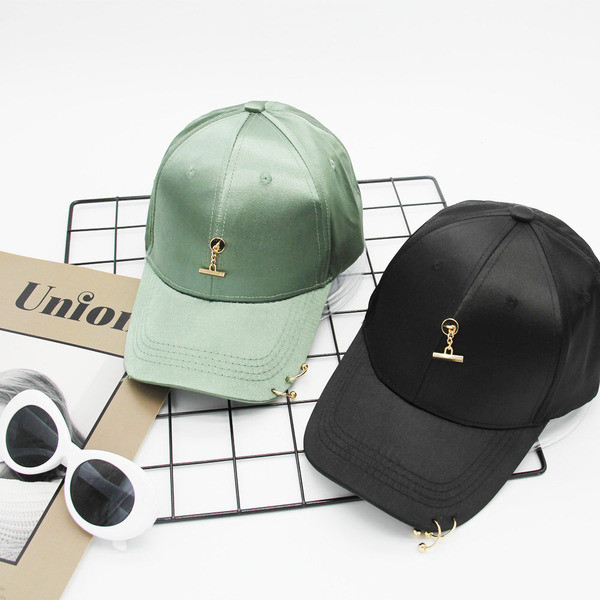 Уникална дамска спортно-елегантна шапка с козирка и златиста висулка