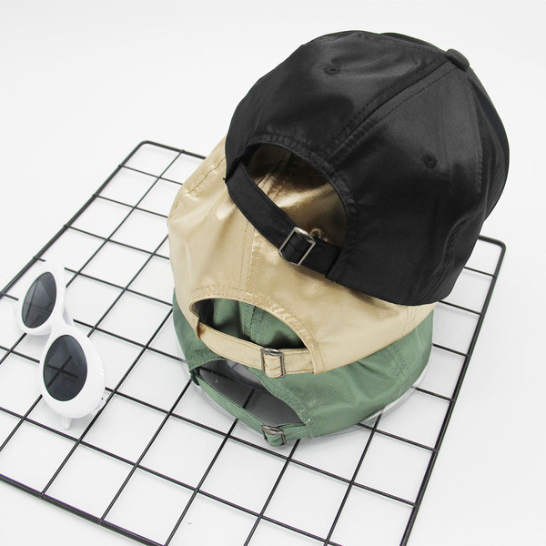 Уникална дамска спортно-елегантна шапка с козирка и златиста висулка