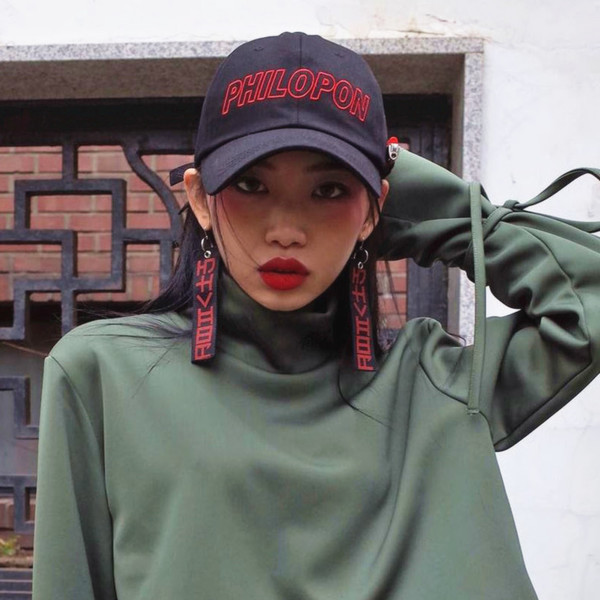 μαύρο καπέλο πολλές σύγχρονες γυναίκες με kozrika