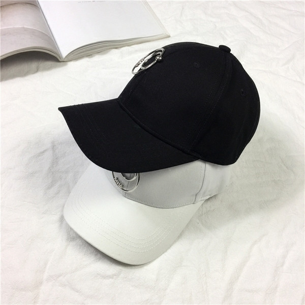 Страхотна дамска шапка с козирка в два цвята 