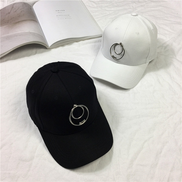 Страхотна дамска шапка с козирка в два цвята 