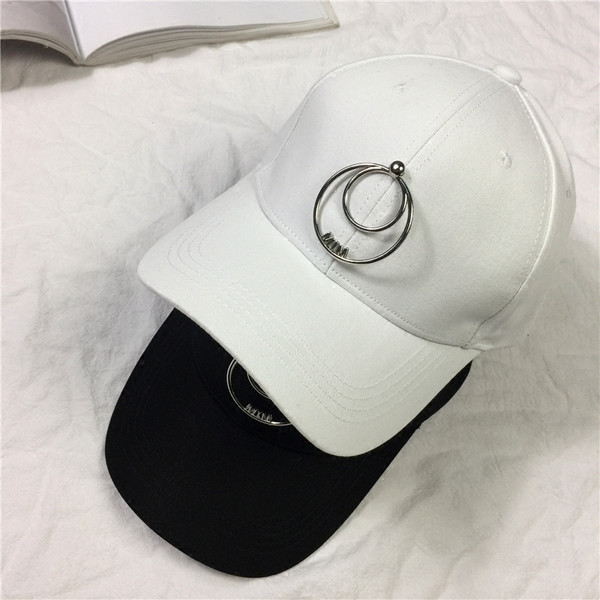 Страхотна дамска шапка с козирка в два цвята 