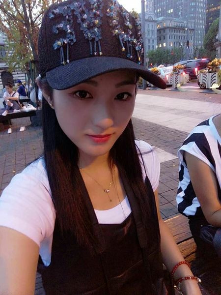 Μεγάλη κυρίες καπέλο με πούλιες και επιγραφή ΑΓΑΠΗ