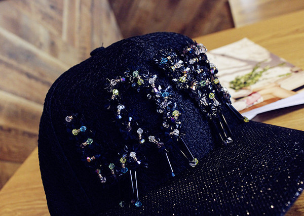 Μεγάλη κυρίες καπέλο με πούλιες και επιγραφή ΑΓΑΠΗ