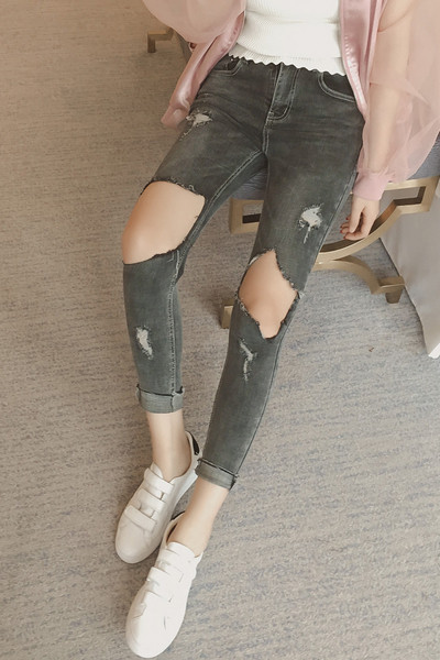 τζιν σύγχρονες γυναίκες με σκισμένα γόνατο και 7/8 πόδι