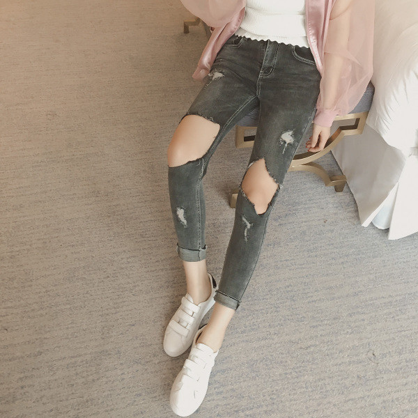 τζιν σύγχρονες γυναίκες με σκισμένα γόνατο και 7/8 πόδι