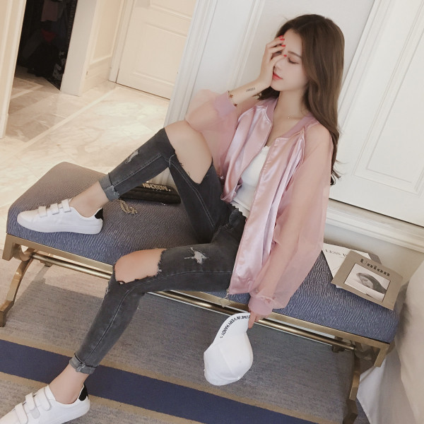 τζιν σύγχρονες γυναίκες με σκισμένα γόνατο και 7/8 πόδι