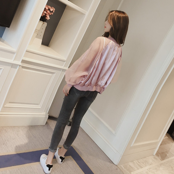 τζιν σύγχρονες γυναίκες με σκισμένα γόνατο και 7/8 πόδι