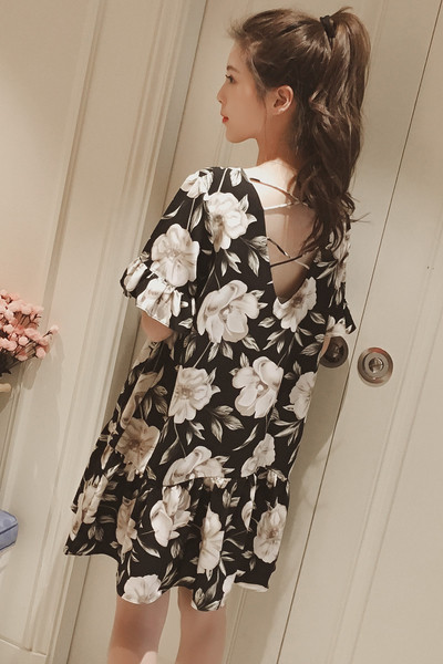 Μεγάλη κυρίες φόρεμα με λουλούδια