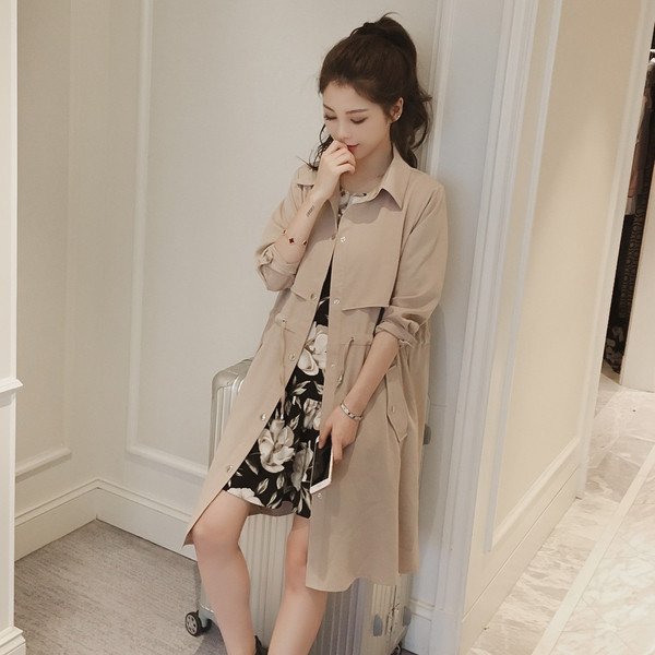 Μεγάλη κυρίες φόρεμα με λουλούδια