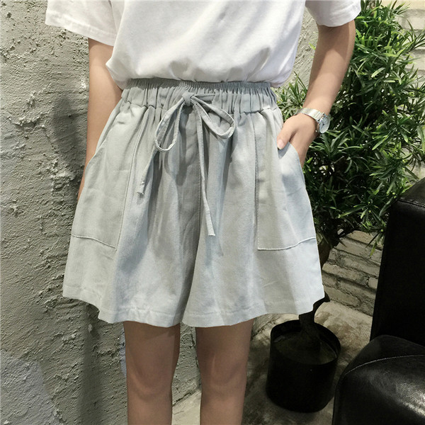 σορτς Ευρεία κυρίες κατάλληλη για τις ζεστές μέρες του καλοκαιριού