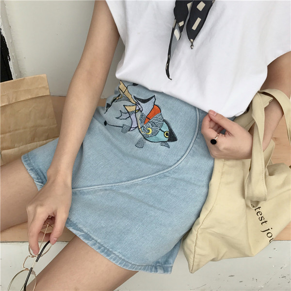 Μεγάλη κυρίες τζιν φούστα με όμορφα κεντήματα