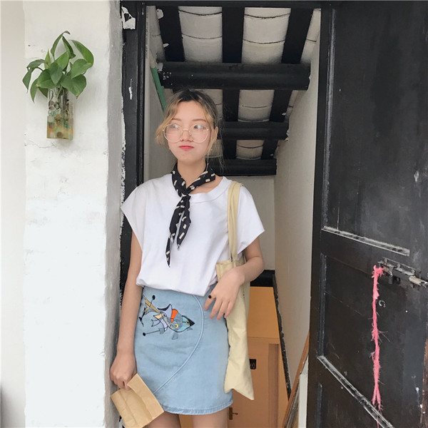 Μεγάλη κυρίες τζιν φούστα με όμορφα κεντήματα