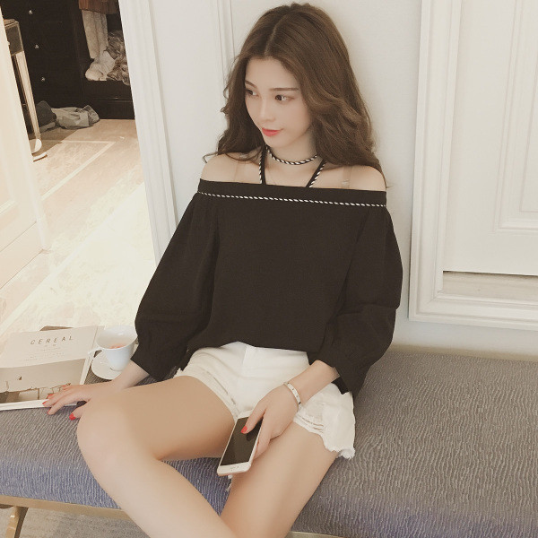 Μεγάλη κυρίες μαύρο τοπ με έναν ώμο και φαρδιά μανίκια