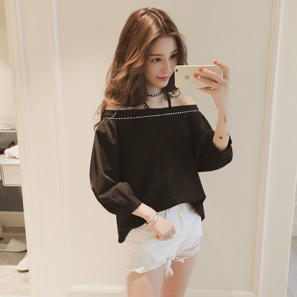 Μεγάλη κυρίες μαύρο τοπ με έναν ώμο και φαρδιά μανίκια