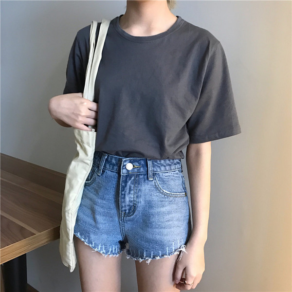 Οι γυναίκες σύντομο τζιν με υψηλή μέση