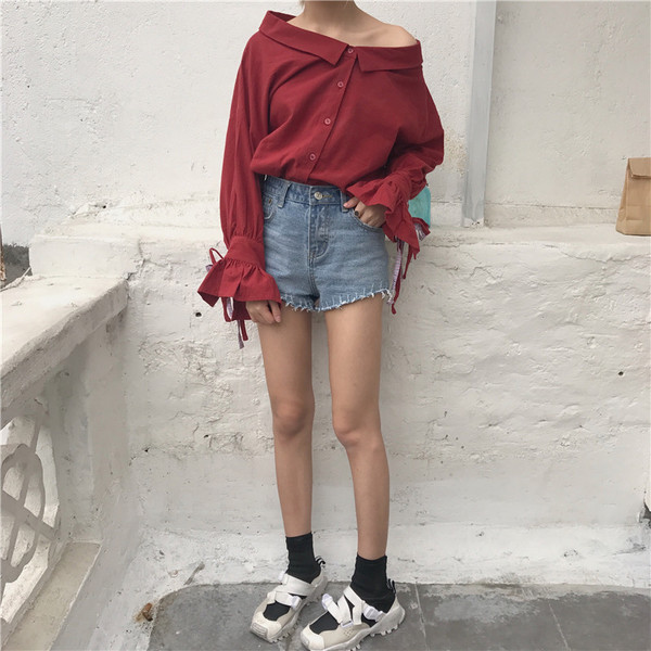 Οι γυναίκες σύντομο τζιν με υψηλή μέση