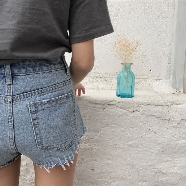 Οι γυναίκες σύντομο τζιν με υψηλή μέση