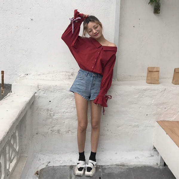 Οι γυναίκες σύντομο τζιν με υψηλή μέση