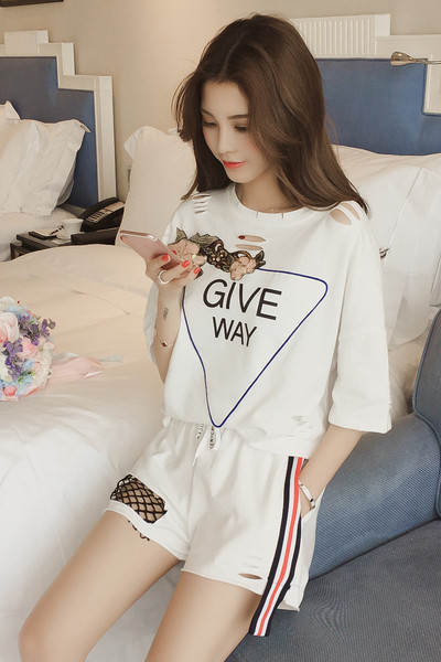 Интересен спортно-елегантен комплект от две части и два цвята