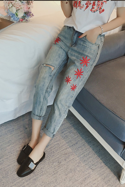 Μοντέρνα γυναικέια κεντημένα τζιν 