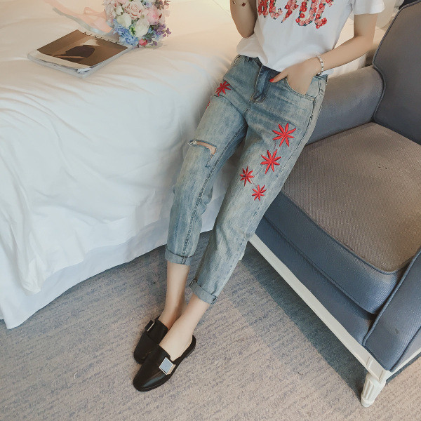 Μοντέρνα γυναικέια κεντημένα τζιν 