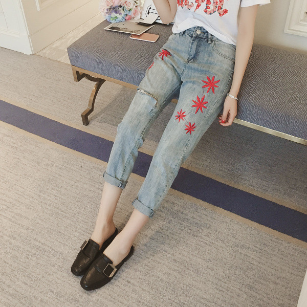 Μοντέρνα γυναικέια κεντημένα τζιν 