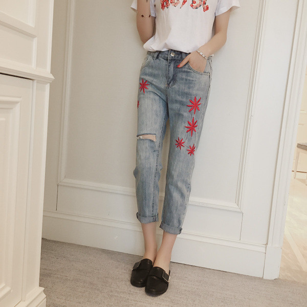 Μοντέρνα γυναικέια κεντημένα τζιν 