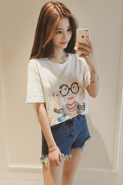 Μεγάλη κυρίες μπλούζα με κοντό μανίκι και απλικέ