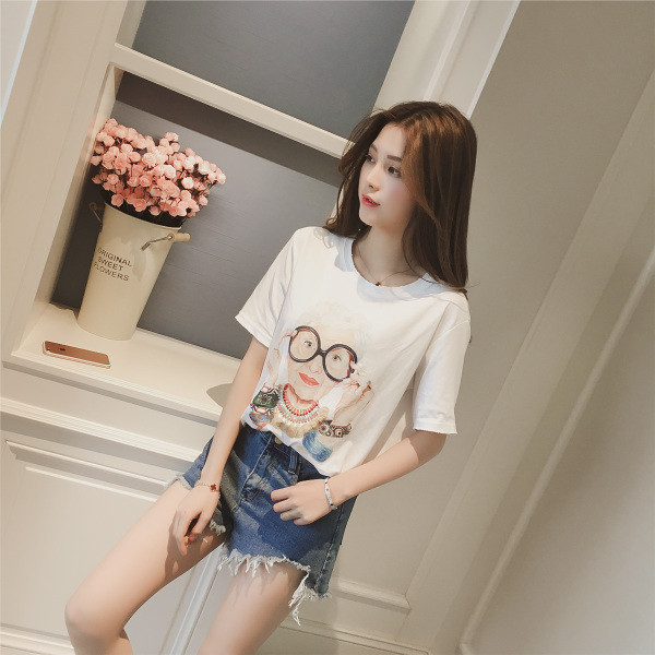 Μεγάλη κυρίες μπλούζα με κοντό μανίκι και απλικέ