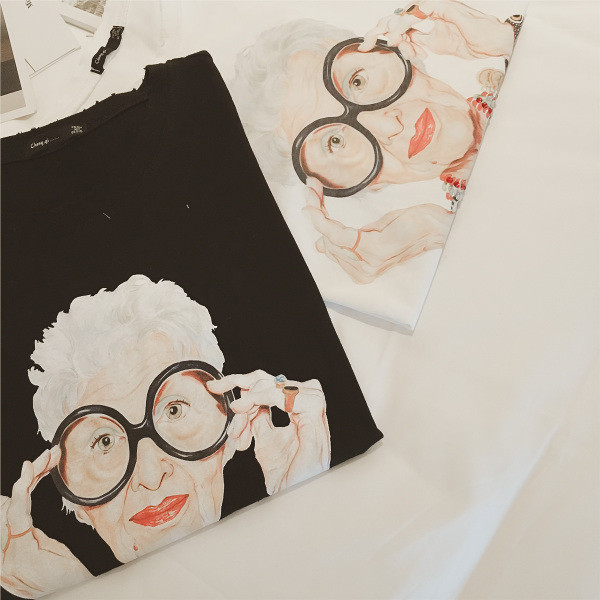 Μεγάλη κυρίες μπλούζα με κοντό μανίκι και απλικέ