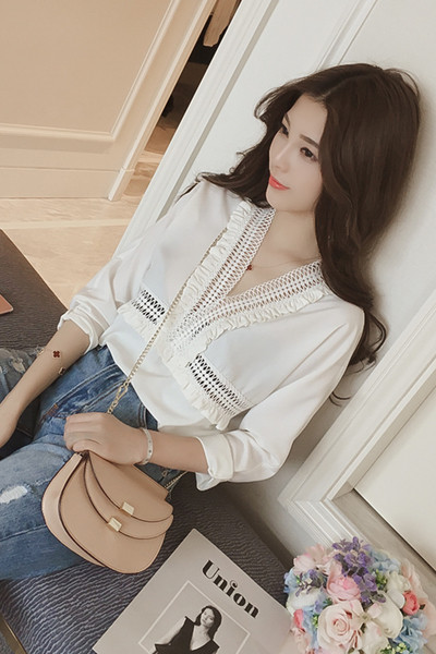 Πολύ κομψό μεταξωτό άσπρο πουκάμισο με V-neck