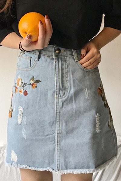 Σύντομη κυρίες τζιν φούστα με όμορφα κεντήματα