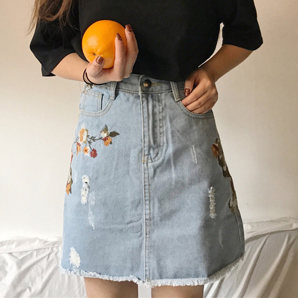 Σύντομη κυρίες τζιν φούστα με όμορφα κεντήματα