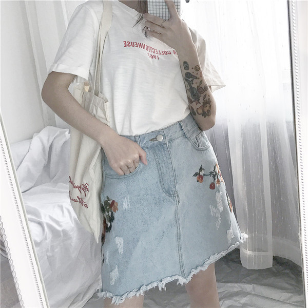 Σύντομη κυρίες τζιν φούστα με όμορφα κεντήματα