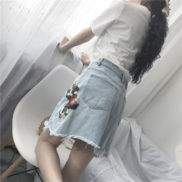 Σύντομη κυρίες τζιν φούστα με όμορφα κεντήματα
