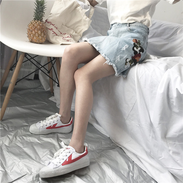 Σύντομη κυρίες τζιν φούστα με όμορφα κεντήματα