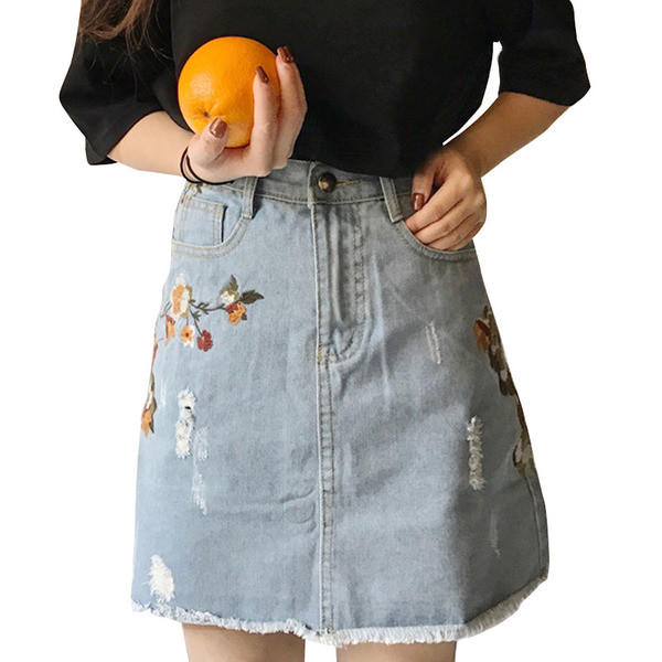 Σύντομη κυρίες τζιν φούστα με όμορφα κεντήματα